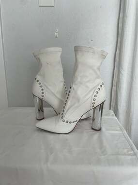 Women’s Wild Diva Studded Faux Leather Heeled Sock Boots in Ivory
Free People du